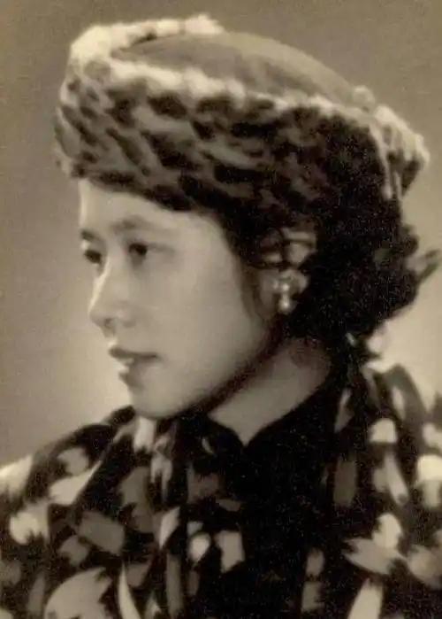 复旦大学陈果说：“女人出轨的本质，不是爱，也不是性，而是用最低的成本，兑换一场‘
