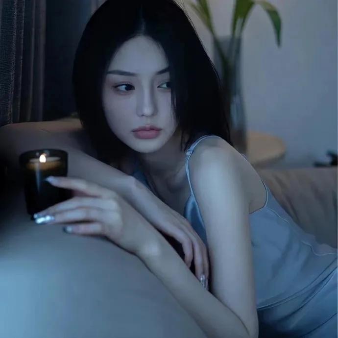 给婚外情里的男人一个“铁律忠告”：
一个女人，只要她在“床上”不止1次的夸你“厉