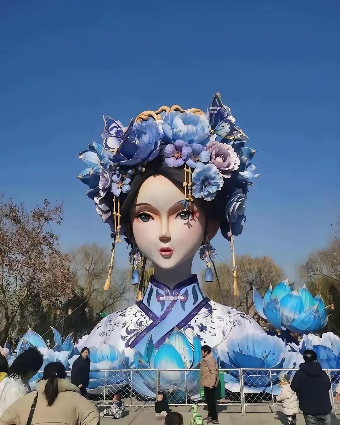 坚决要求，把这个琼瑶制造的虚构的人物，从济南清除出去！
包括但不限于雕塑、卡通、