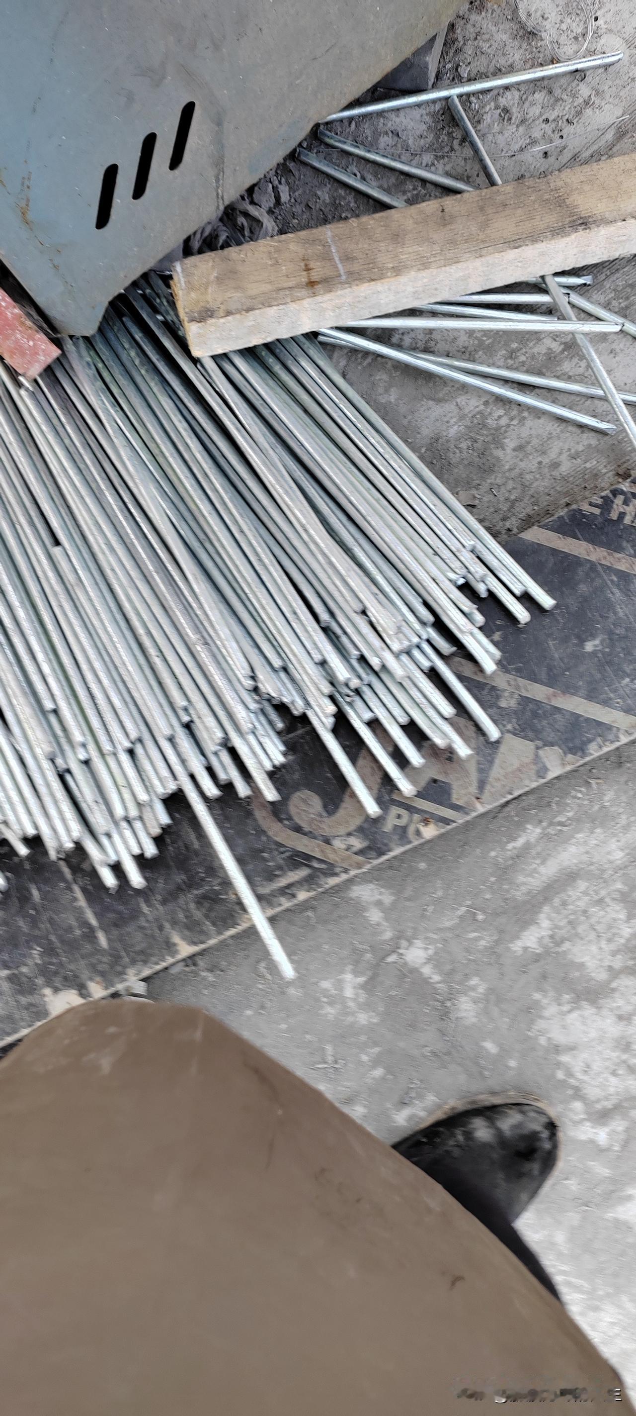 今天电工和钢筋工带班的吵了一架。因为电工用我们的钢筋工工人帮他握直角。

也不愿