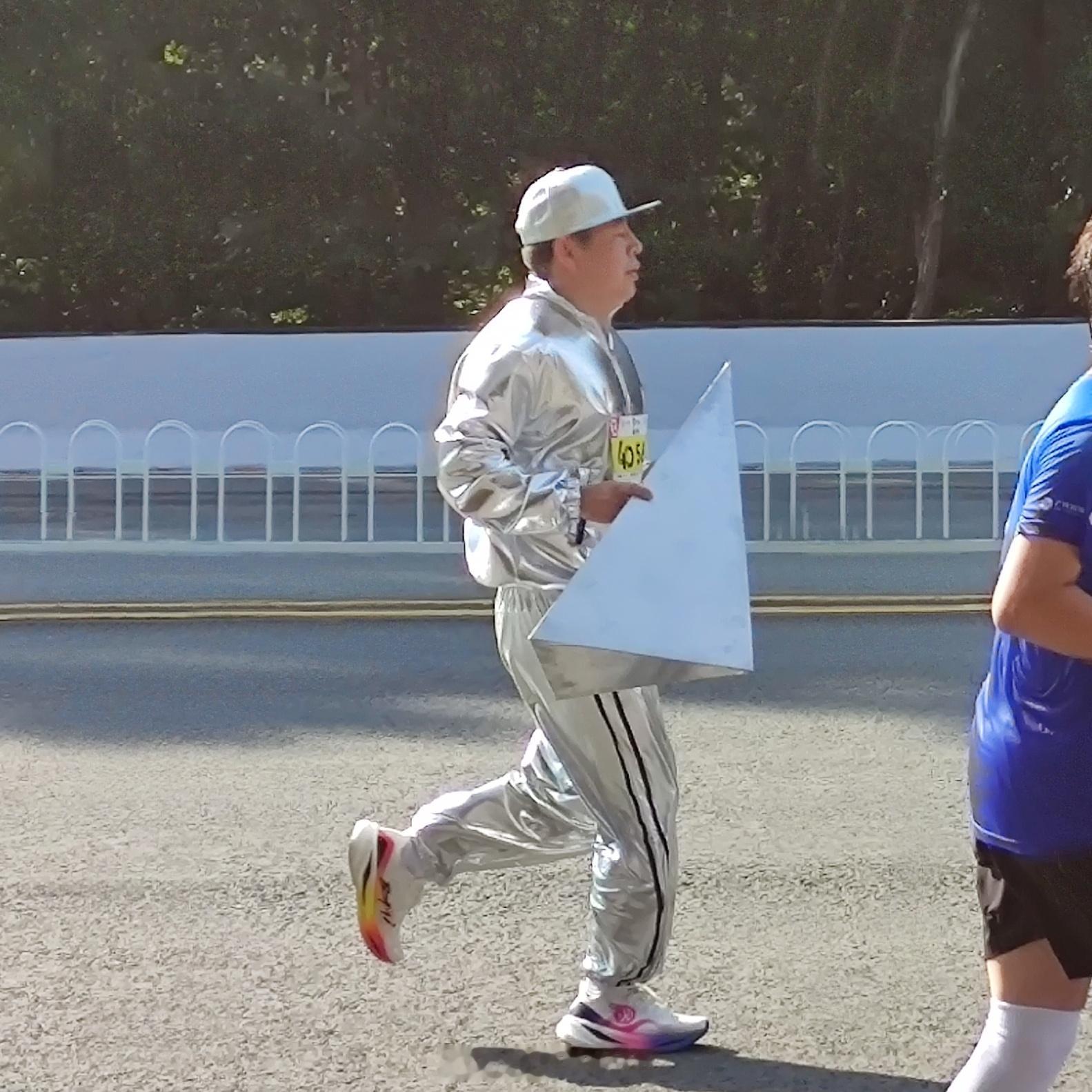 2024黄埔马拉松半程，看到不少cosplay的。仅以个人口味放仨个人觉得有意思