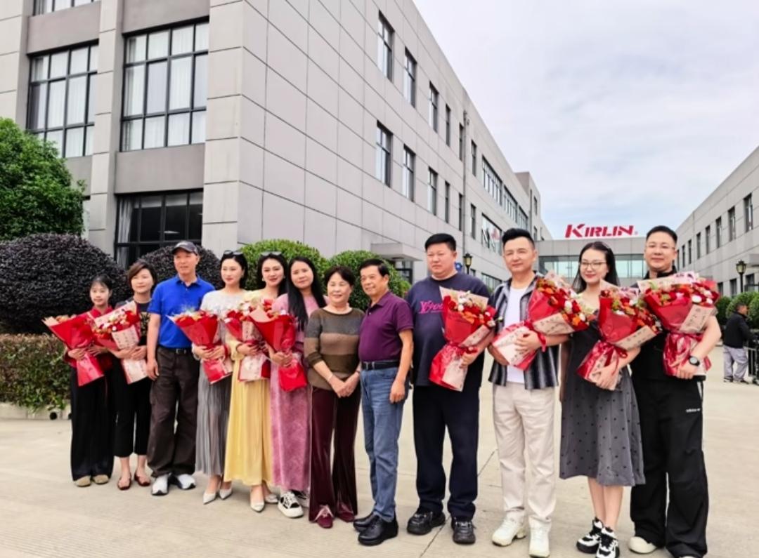 九哥在生日庆结束后，与内蒙心愿大舞台团队、潘潘团队等一群充满爱心的人来到常州，相