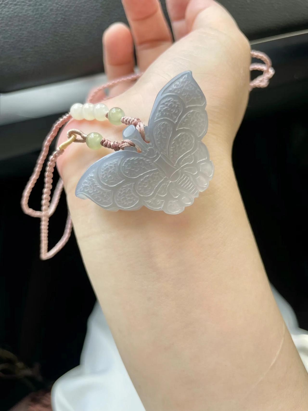最近真是被和田玉如意锁迷得不行[害羞][比心]
温润的玉质，触手生温，一看就很有