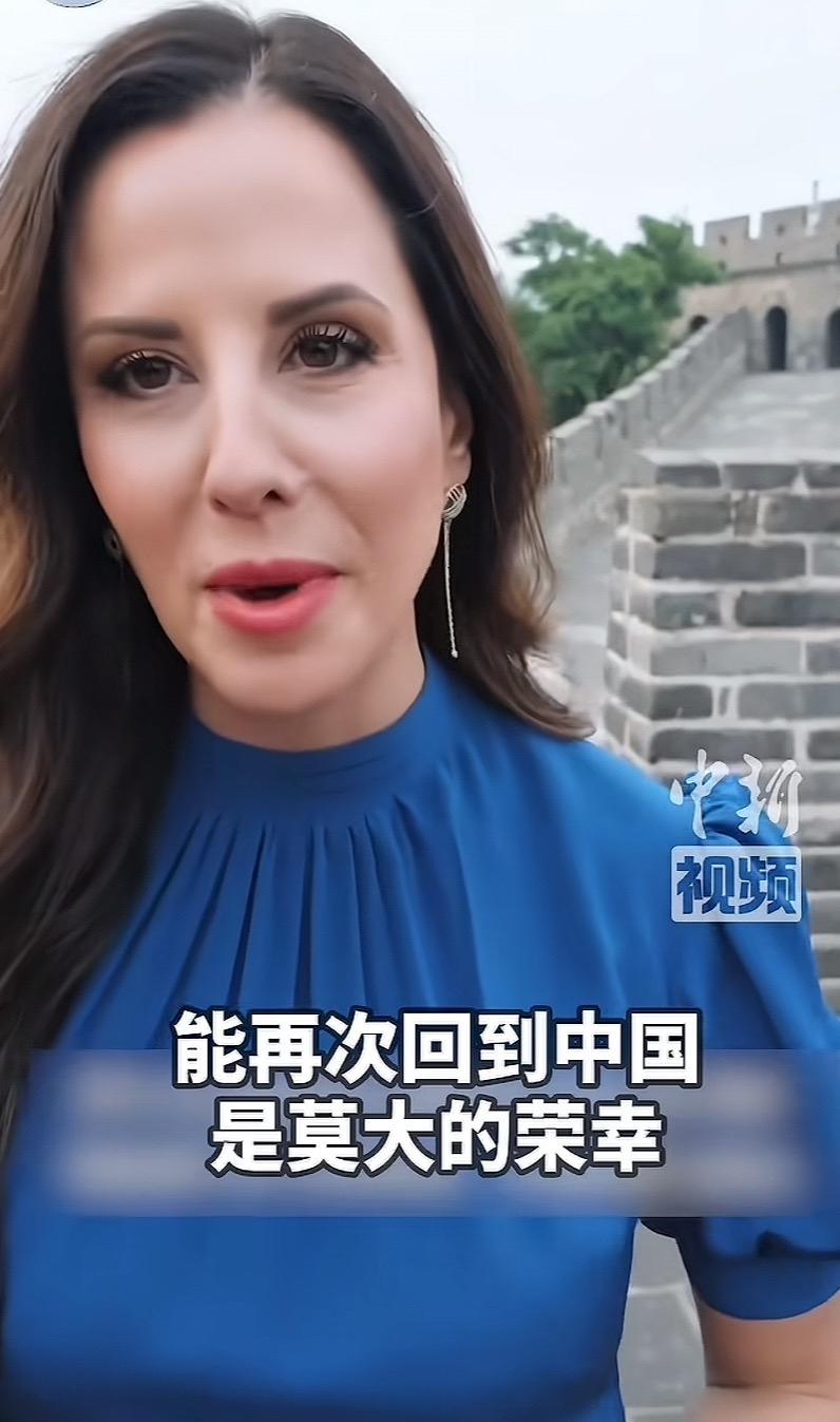 没想到，武契奇访华仅4天，45岁妻子竟凭一句话挣足口碑！

 她站在长城上时，说