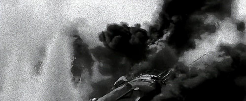 两个字，就能总结甲午战争：内斗。

定远舰炮管上晾裤衩，不是士兵懒，是没人把这支