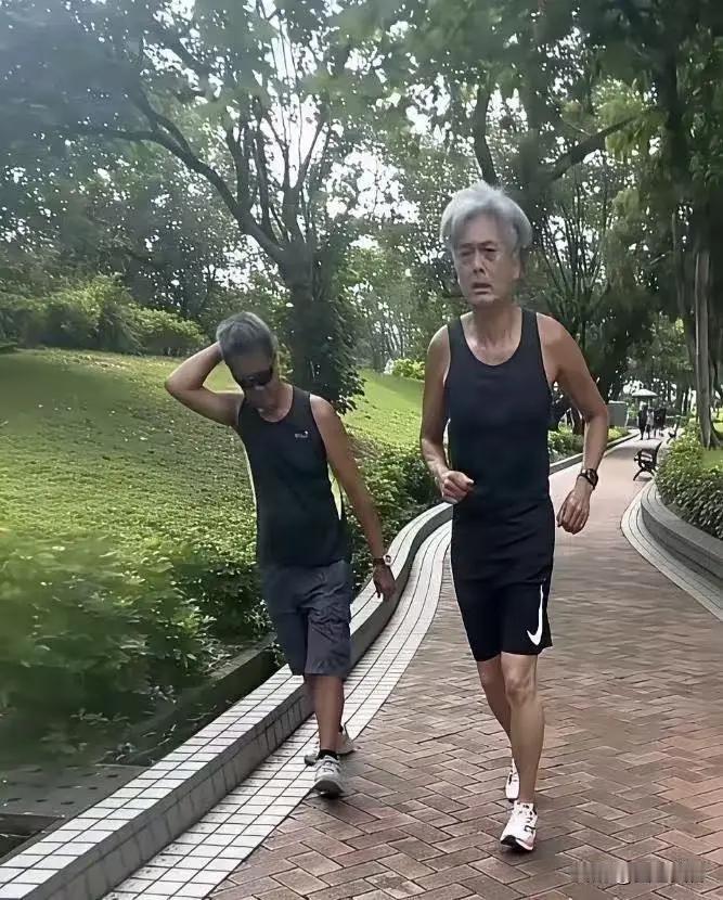 周润发
一把年纪了
镜头上还魅力依旧
镜头下沧桑感十足啊！