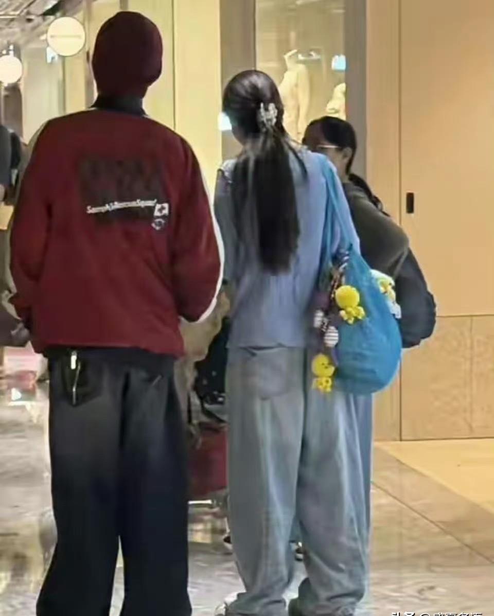 向佐郭碧婷被偶遇，全程0交流！
女儿穿汉服像洋娃娃，他却只盯手机——这婚姻真没凉