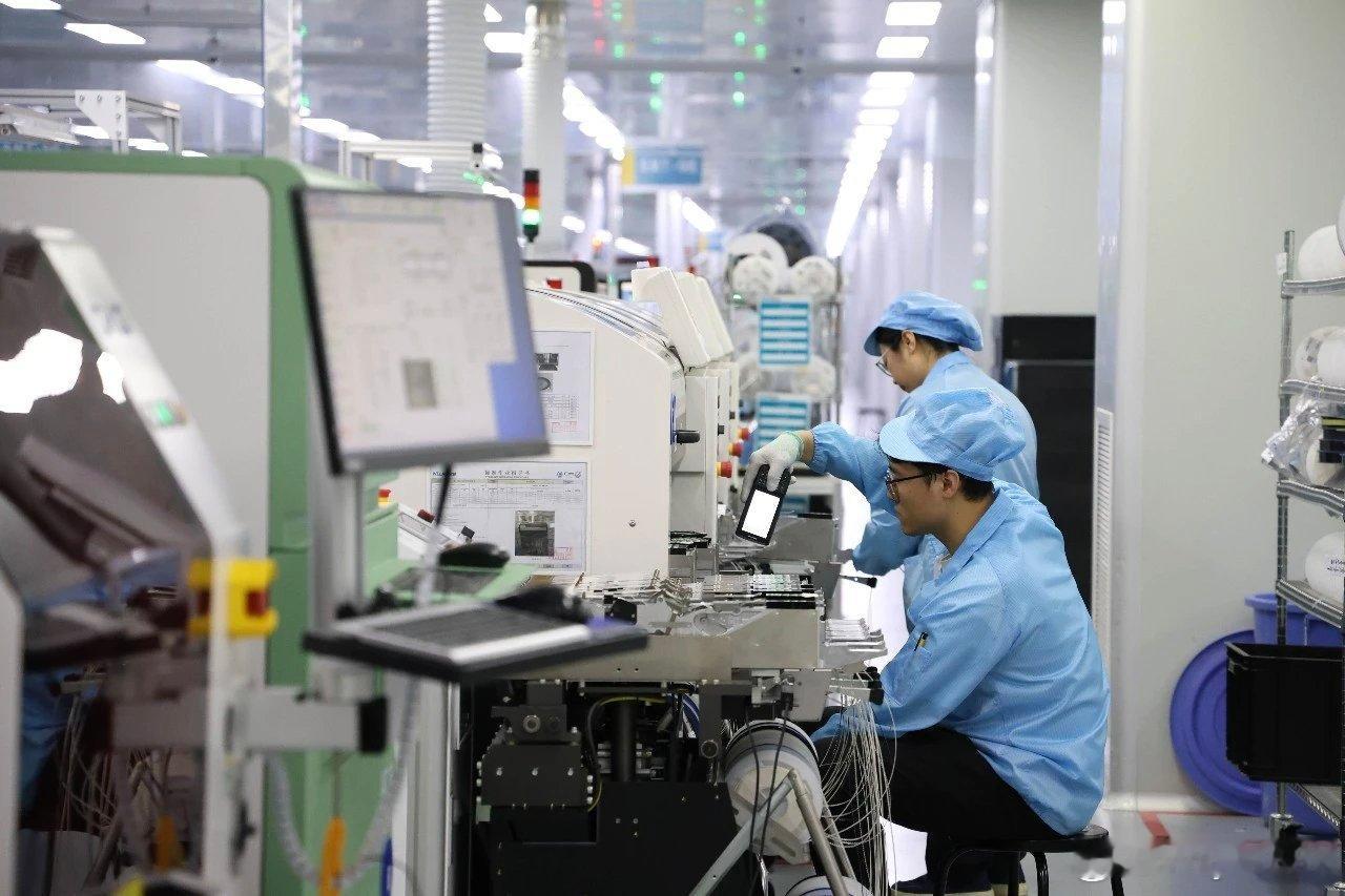 走进江苏威尔曼科技有限公司生产厂区，各类精密设备全速运转，一线工人精准有序操作，