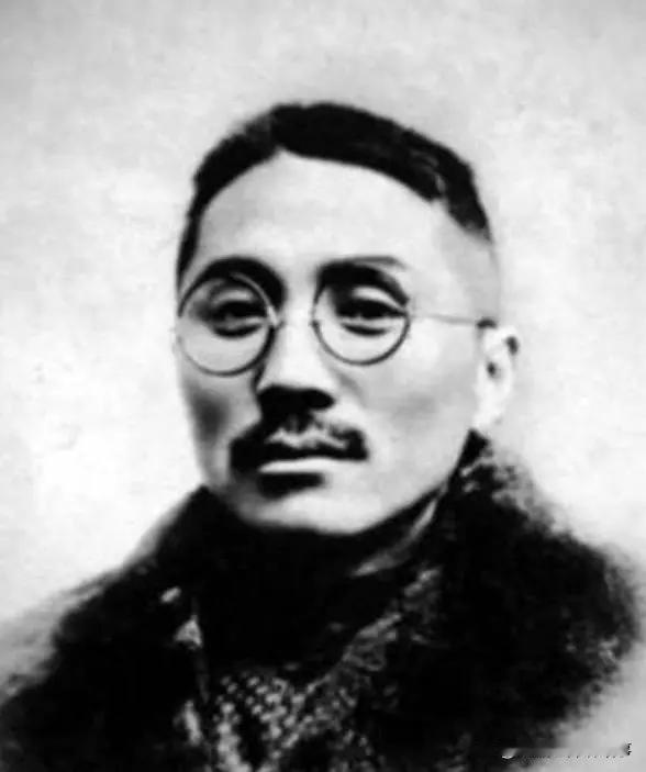 戴笠奉蒋介石之命追捕王亚樵，在多次失败后，戴笠抓捕了王亚樵的部下余立奎，但余立奎