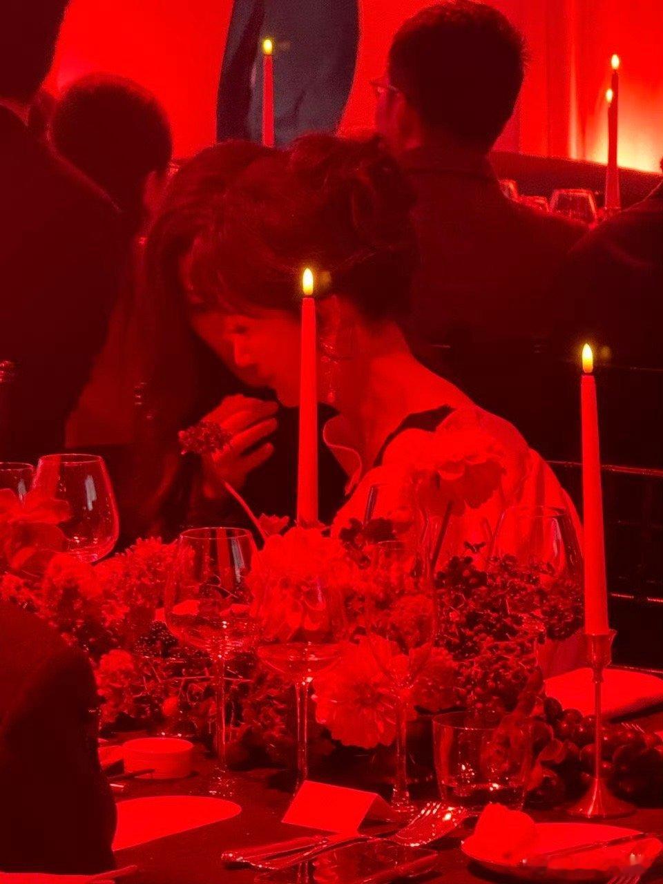 陈丽君赵雅芝叽里咕噜说啥呢想听 许仙遇上白素贞（两代版）！陈丽君和赵雅芝凑一起低