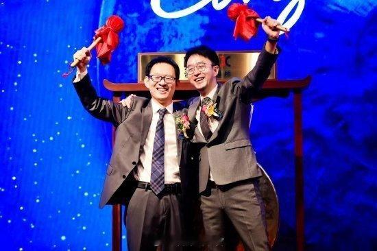 曹操出行在港上市曹操出行于港交所主板上市，成为港股最大的出行平台。曹操出行此前公