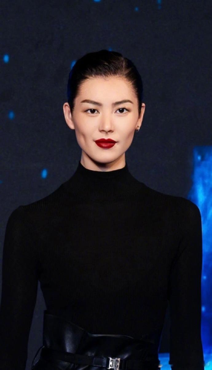 上海杜莎夫人蜡像馆给刘雯做的蜡像好成功，目前见过最好的明星蜡像，没有之一！ 