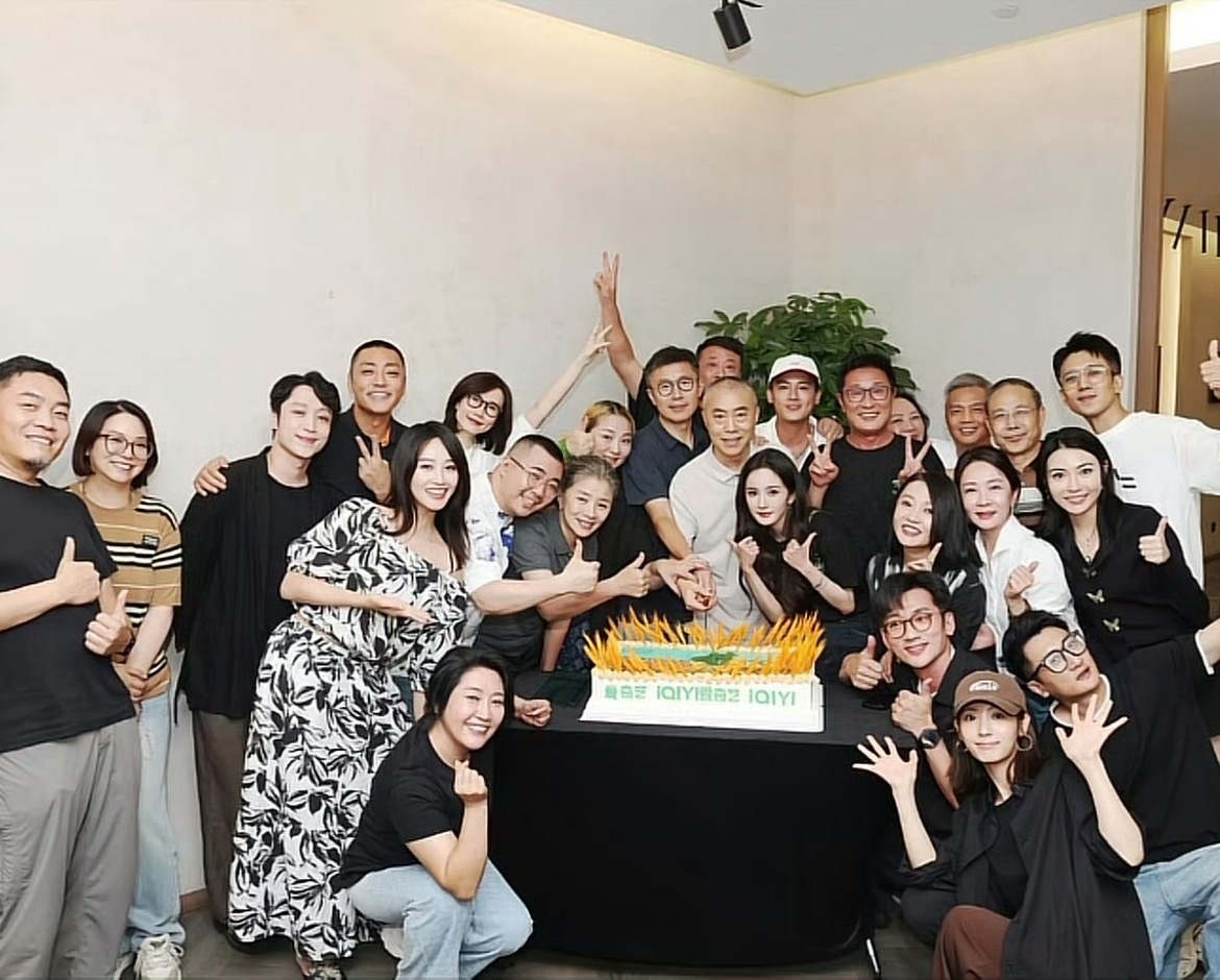 杨幂[超话]杨幂发天牛庙村的大家伙儿杨幂晒天牛庙村的大家伙儿合照 ​要把日子越过