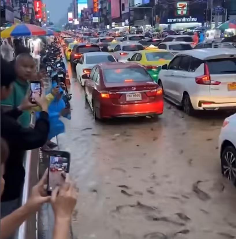 持续的强降雨重创曼谷，城市街道被洪水淹没，大量汽车泡在水中，市场与居民区受到严重