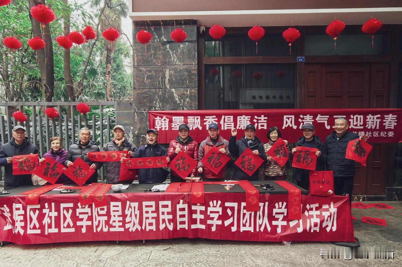 社区春节游园活动
    2025年1月17日下午2点，龙腾社区新时代文明实践站