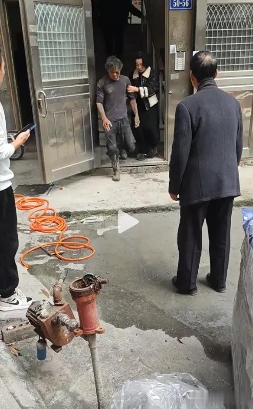 【奇迹呐！电梯安装师傅从六楼顶部坠落到一楼井底，大难不死，还自个儿爬出电梯井】
