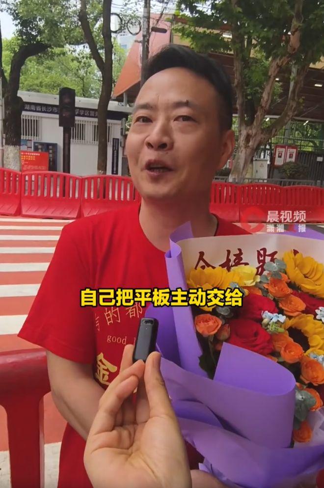 高考最后一天，长沙考场外一幕，羡慕无数家长。一对考生父母早早等候离场的孩子，面对
