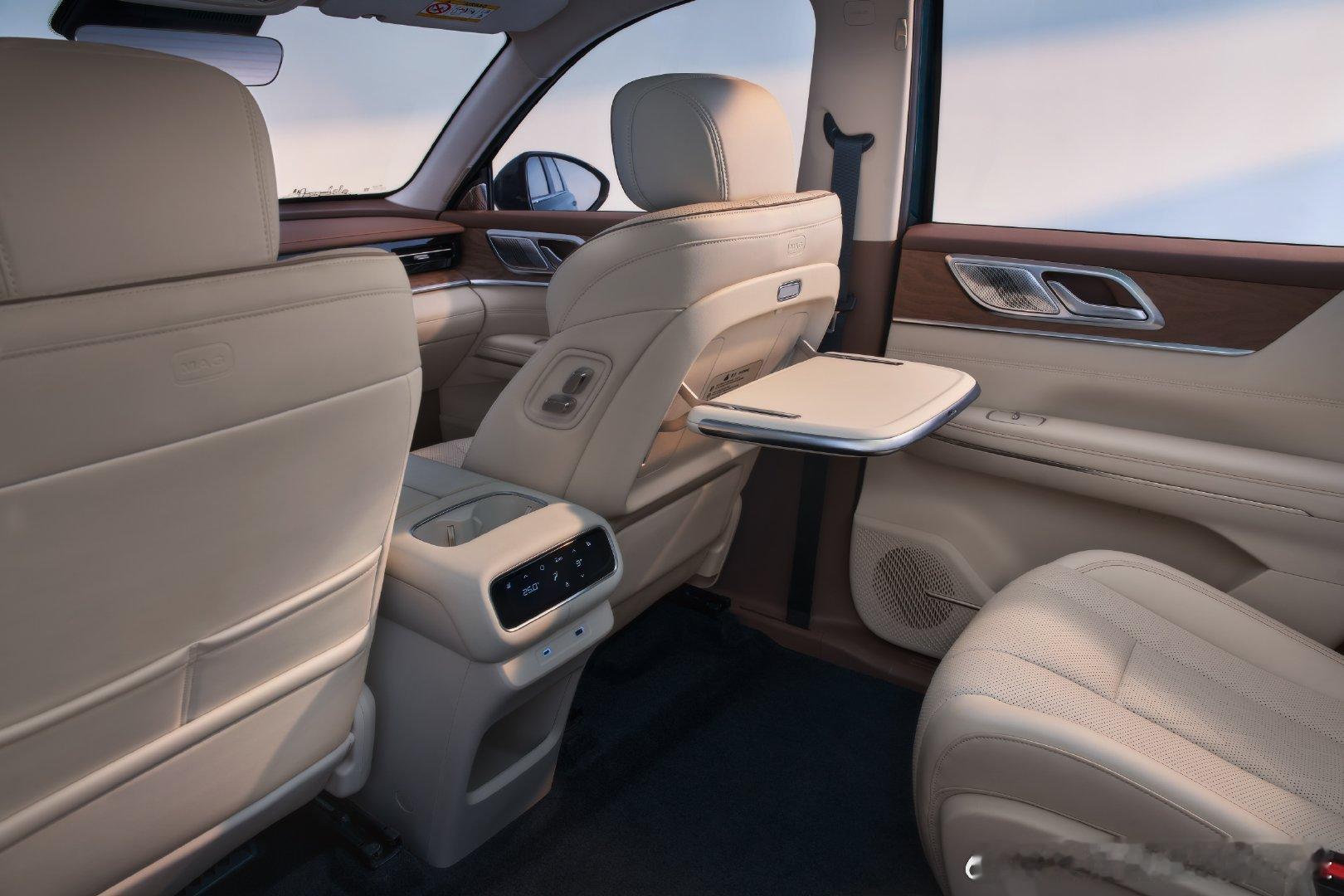 北京车展五菱推出的星光L真的让我“破防”了！以前想全家舒舒服服出门，五座太挤，豪