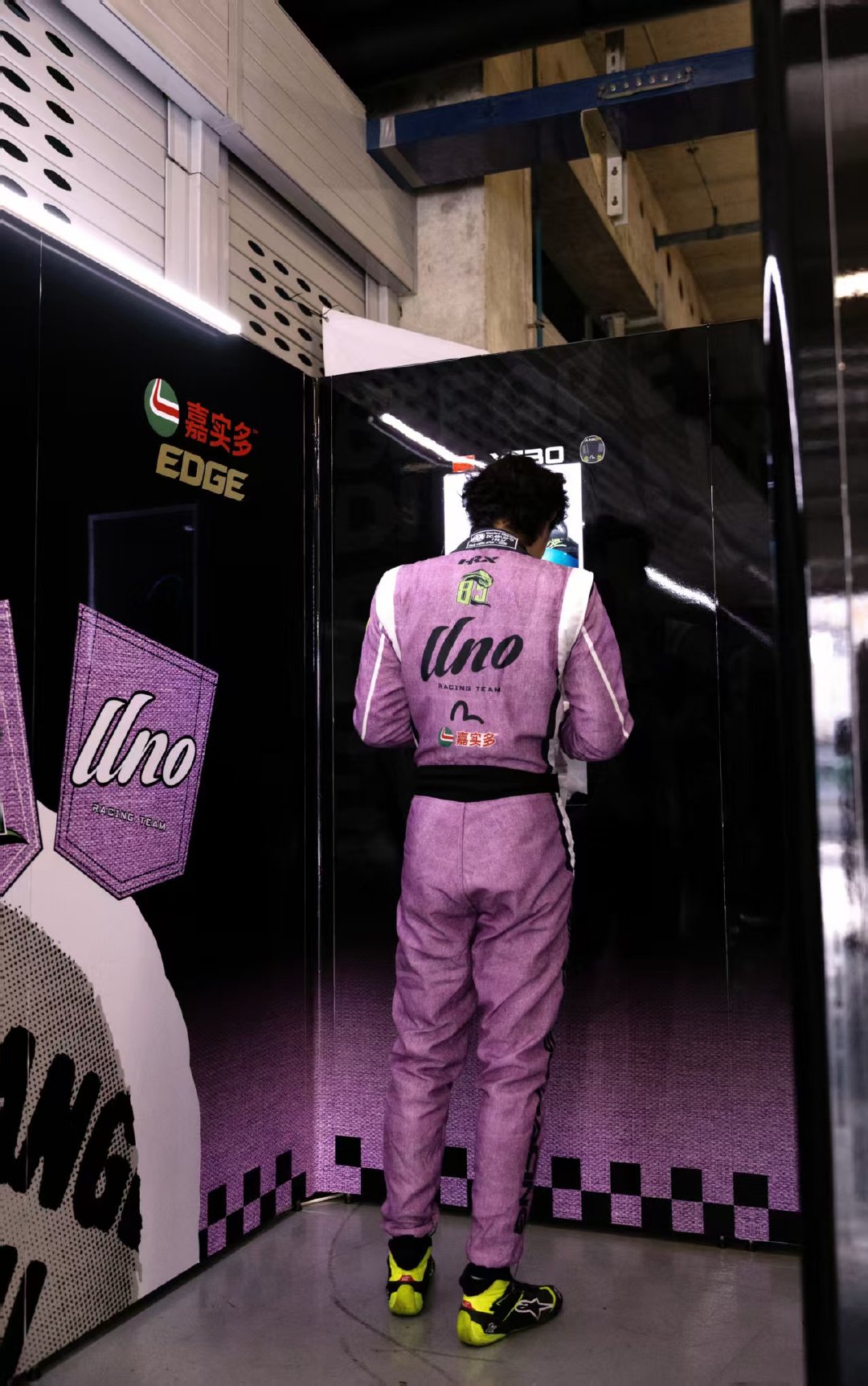 王一博练车日晒照王一博粉紫色赛车服look ！ 王一博练车日晒照啦 ​​​