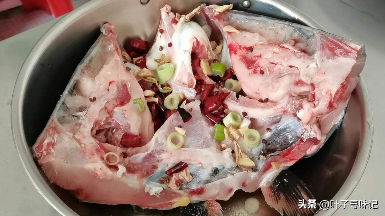 #六月吃什么# 家庭版剁椒鱼头，肉质鲜嫩汤汁酸爽，开胃又下饭的家常菜
具体操作方