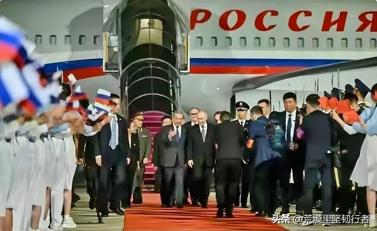 最近细心的网友发现，不管是俄方还是美方元首来华访问，乘坐的专机都是夜间抵达北京。