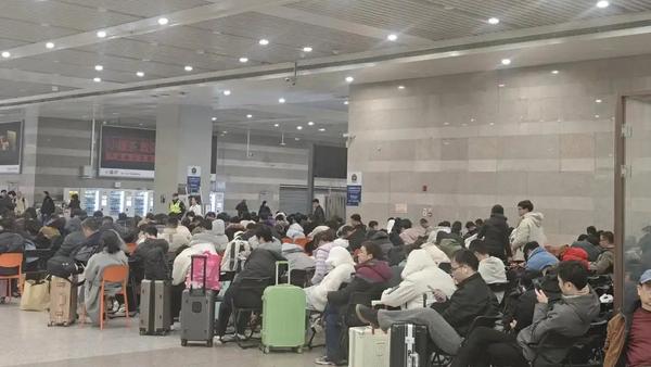 虹桥站深夜“千人排队”折射出超大城市枢纽在春运返程高峰下的供需失衡。

2月24