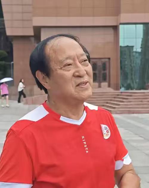 他不是当年春晚那个一上台就笑倒一片的人了，现在说话慢，血压高，住天通苑老楼五层，