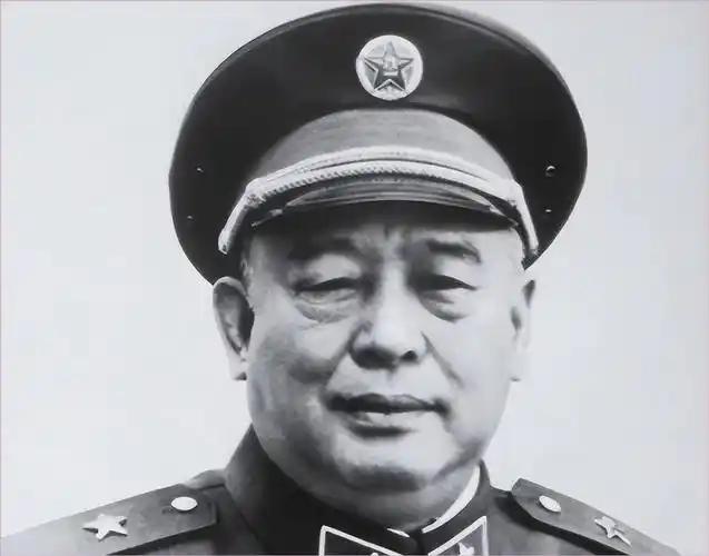 1983年，余秋里回乡探亲，亲弟弟死活不见。村长上门，亲自去拽都没用，弟弟余财发