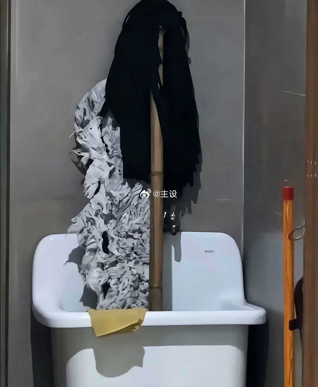 去趟卫生间魂儿差点吓飞了！这是谁干的？ 
