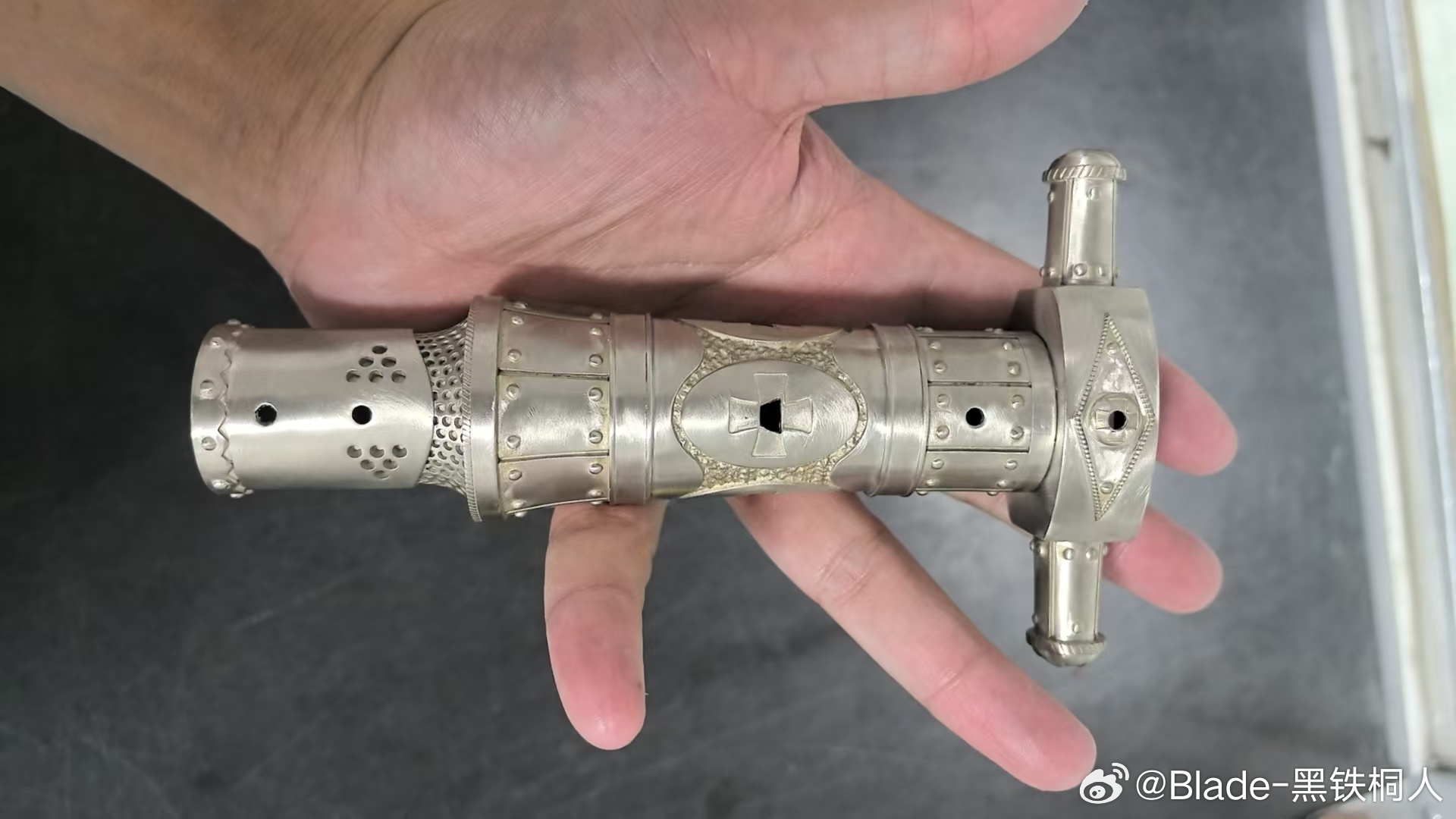 今天才雕刻好的欧式剑柄很帅很帅很帅，这个可以定制剑条继阿努比斯后第二款定制款