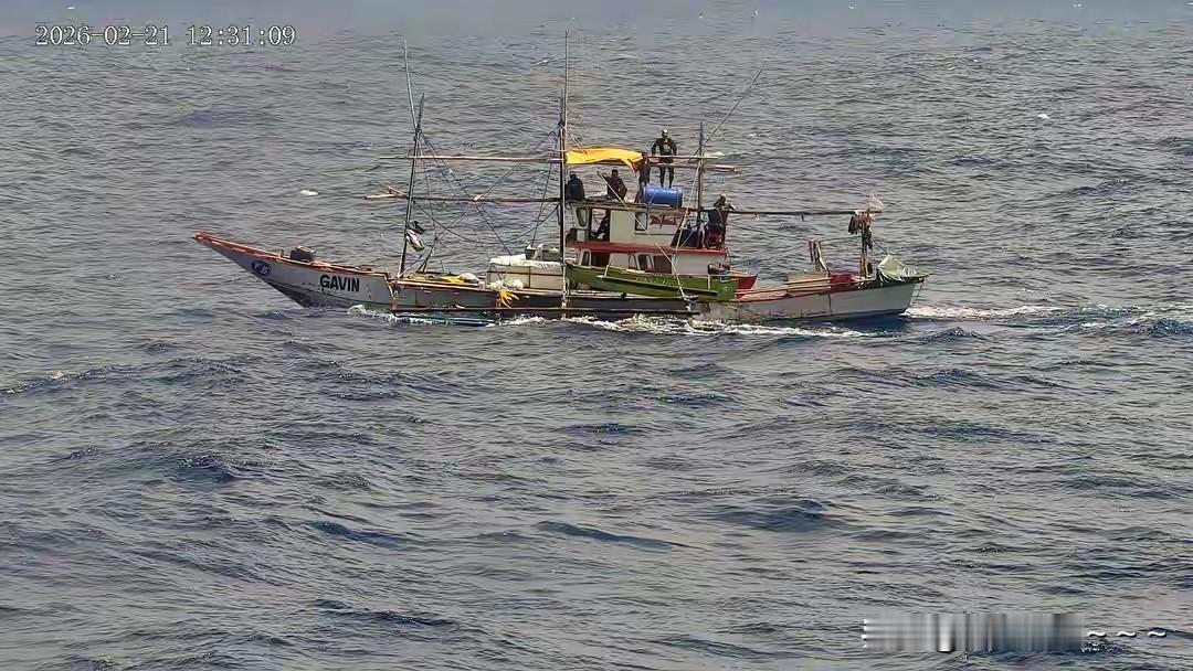 胆子够肥呀，你看菲律宾这几个小破船，就木头做的吧！连浙江海边渔民的船1/3大小都