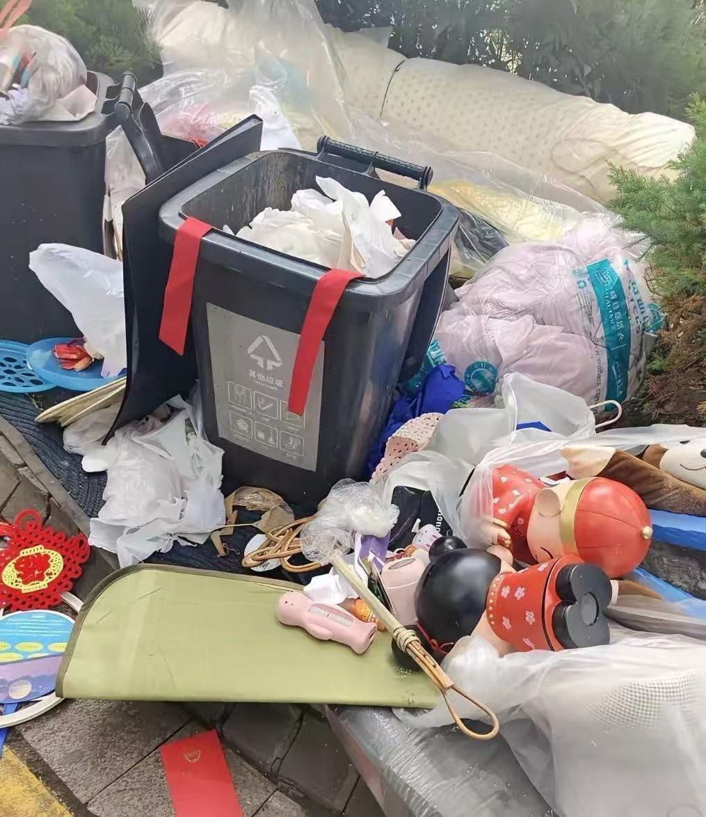 这个垃圾桶，我总是有一种想翻动的冲动！ 