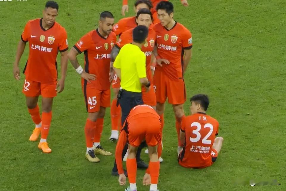 得不偿失，上海海港德比大战没输，场外却迎来双输：
  1、穆斯卡特因赛后发表不当