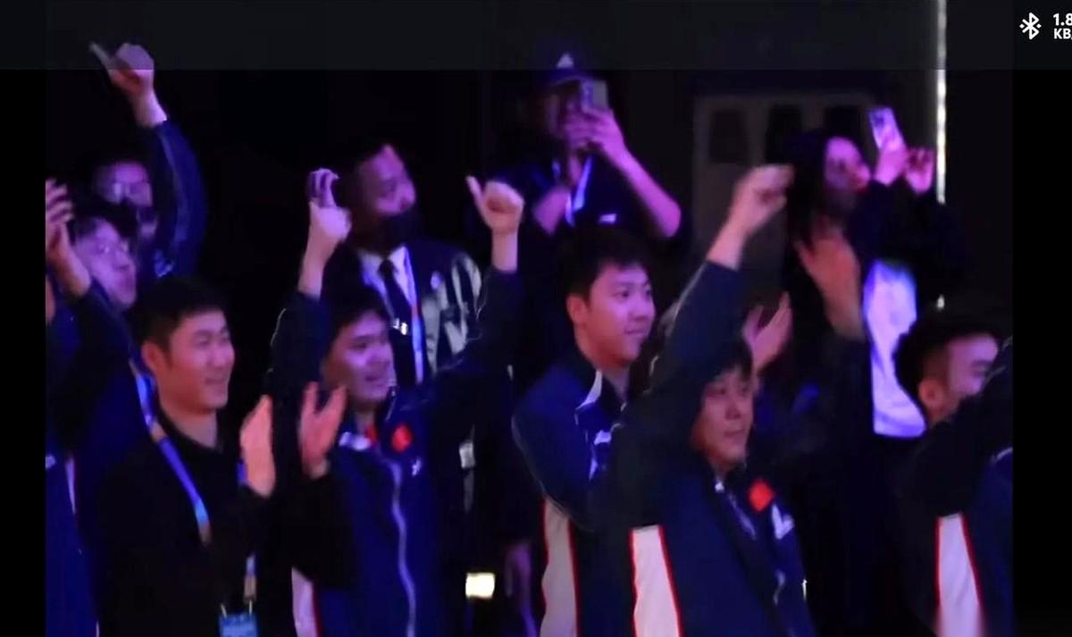 大头在台上捧起奖杯的那一刻，现场的欢呼声几乎要把房顶掀翻。就在这一片沸腾的人浪里