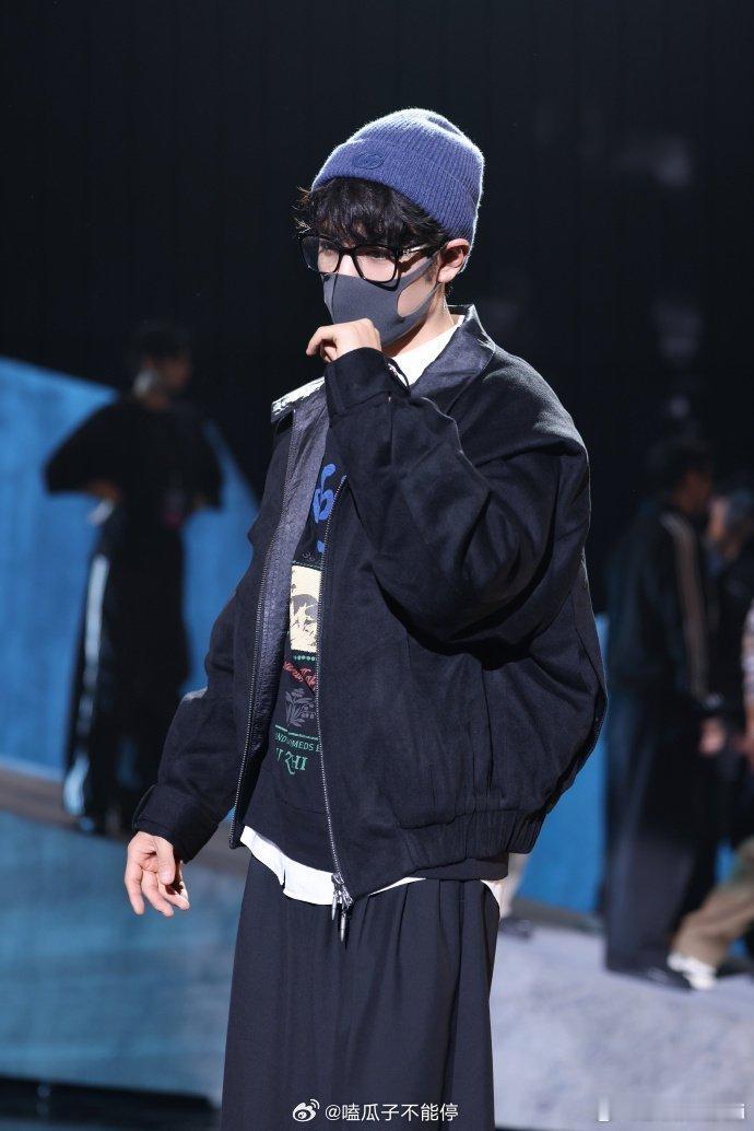 肖战东方卫视跨年晚会彩排照，太帅了 帽子哥哥 