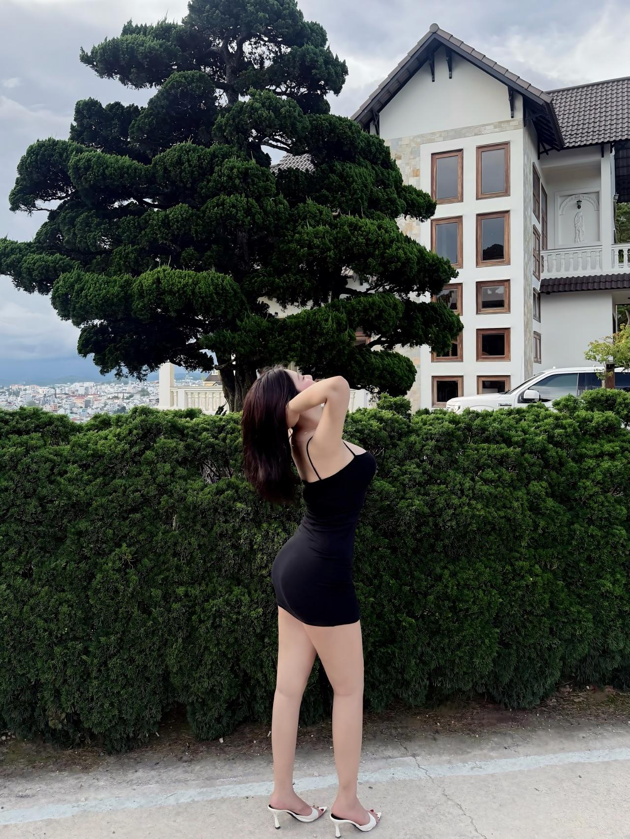 佳人|曲线嫣然 素腿莹润
吊带短裙衬出丰盈上围，双腿白皙线条柔和