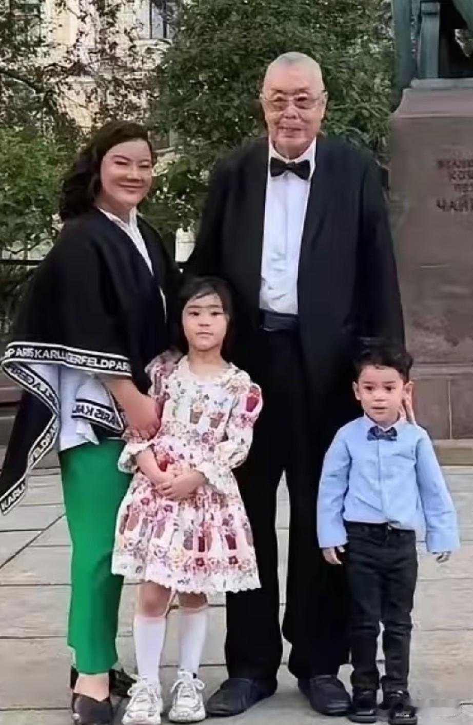 只能说女的生了孩子以后，老的是真快！

钢琴家刘诗昆，已经87岁。现任妻子孙颖，