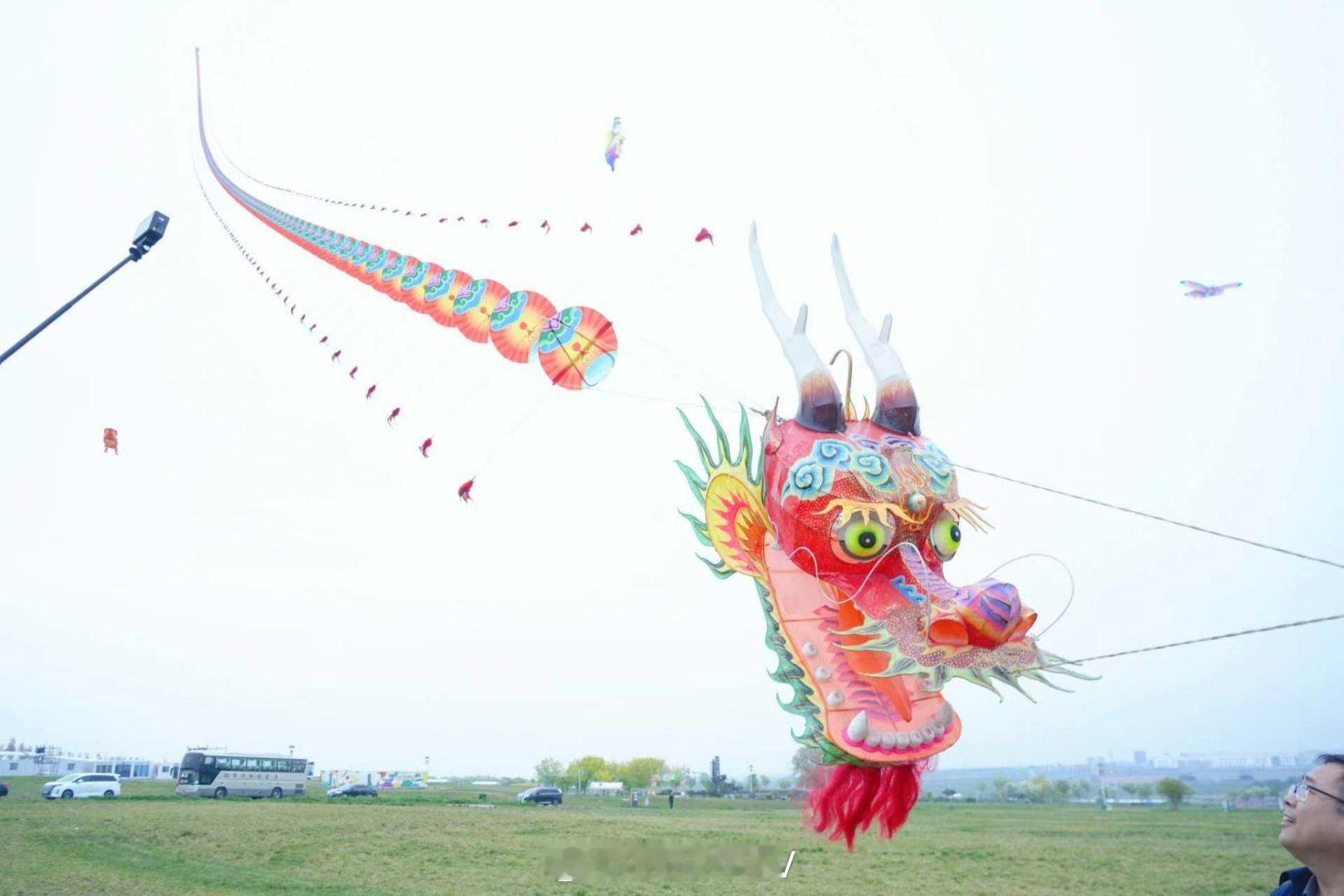潍坊能搞起来风筝节，要感谢上海，还要感谢一个美国人。1983年春天，刚刚改开不久