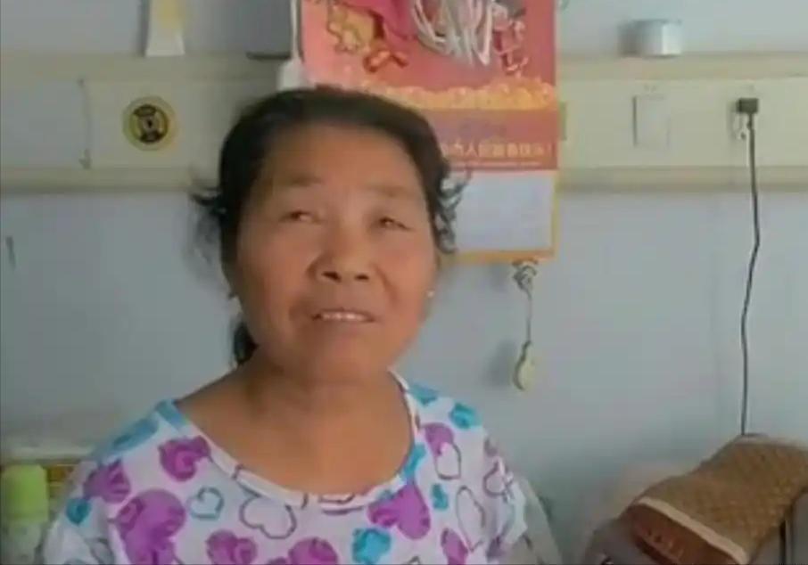 人间真情！女婿意外砸成植物人，全村人都劝其放弃，岳母却独自坚守9年唤醒昏迷的女婿