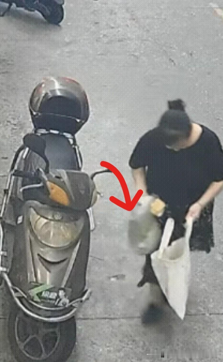 人不要脸天下无敌！
摩托车车主进店买药，将刚买的菜放车上，黑子女子见没人顺手把菜