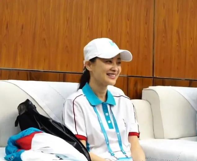 8月16日，女演员梅婷突然引发了热议，起因是她跟随韩红团队低调做公益的时候，被韩