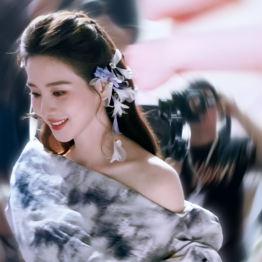 墙角开出了一朵小花 
