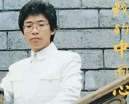 1980年，张明敏唱完《我的中国心》后，被香港乐坛除名。

唱片公司解约通知放在