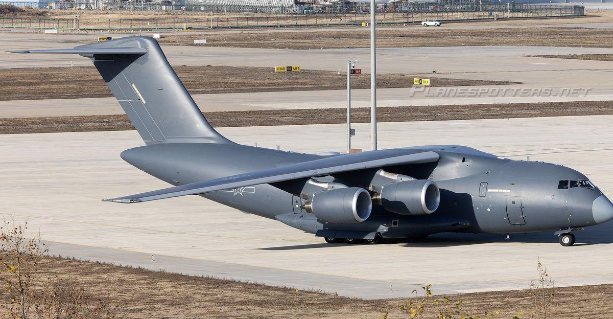 昨天降落在天津国际机场的运-20B运输机，这应该是B首次在天津机场起降。

不知