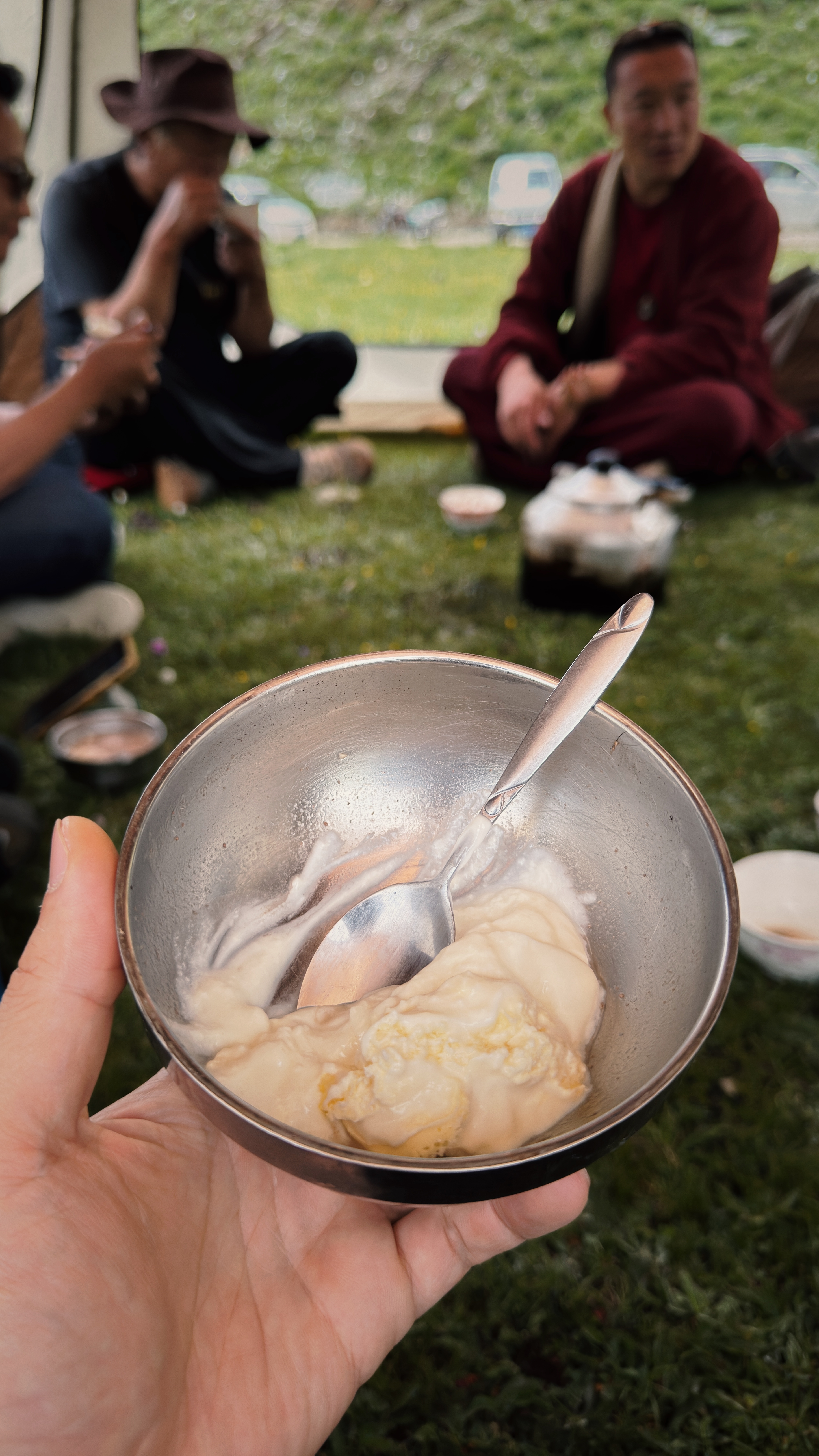 跟马帮一起用过午饭后，罗湖大老李跟帮主愉快地摔起跤来。 玉树·肯库