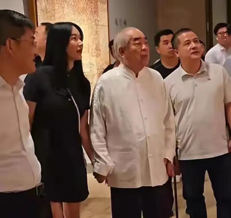 别看范曾有四段婚姻，但是他只有范小蕙这一个亲生女儿。

第一任老婆很快离了，两人