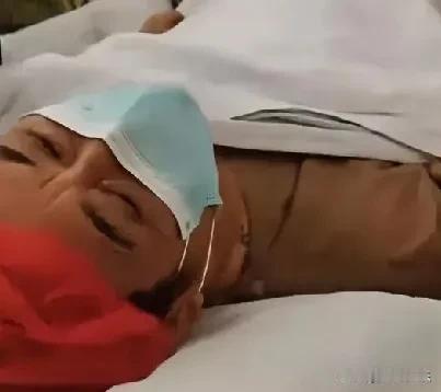 62岁功夫巨星李连杰突发意外，病床上发文报平安，网友们纷纷关切。
近日，62岁的