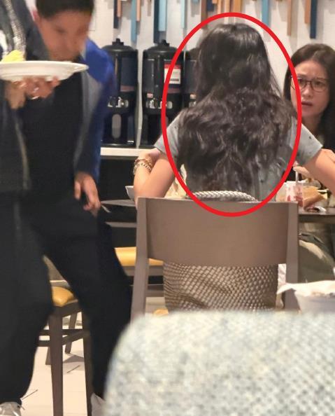 美国偶遇田亮叶一茜森碟 田亮、叶一茜与18岁的女儿森碟（田雨橙）被网友在美国加州