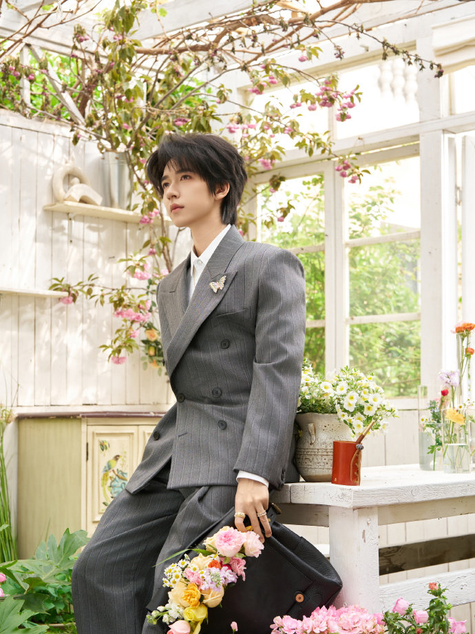 范思哲官方认领贺峻霖 贺峻霖春日少年 范思哲官方认领贺峻霖，贺峻霖春日少年上线，