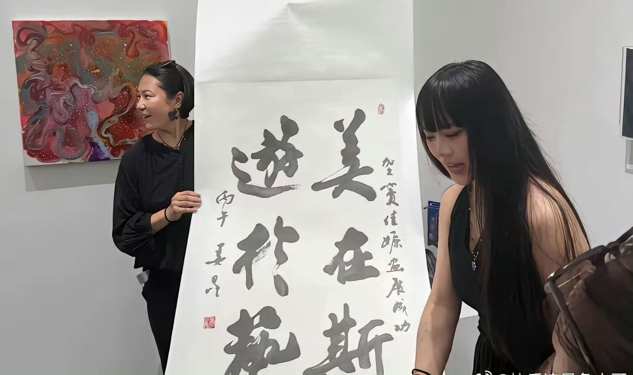 王菲的情敌、窦唯的前妻高原与父亲高飞以及女儿窦佳嫄在窦佳嫄画展现场的一张留影，现